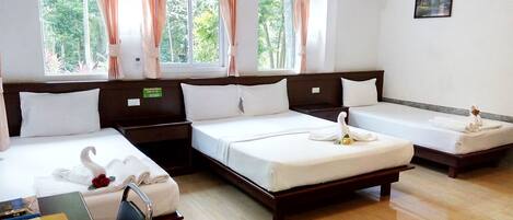 Family Room | Minibar, desk, free WiFi