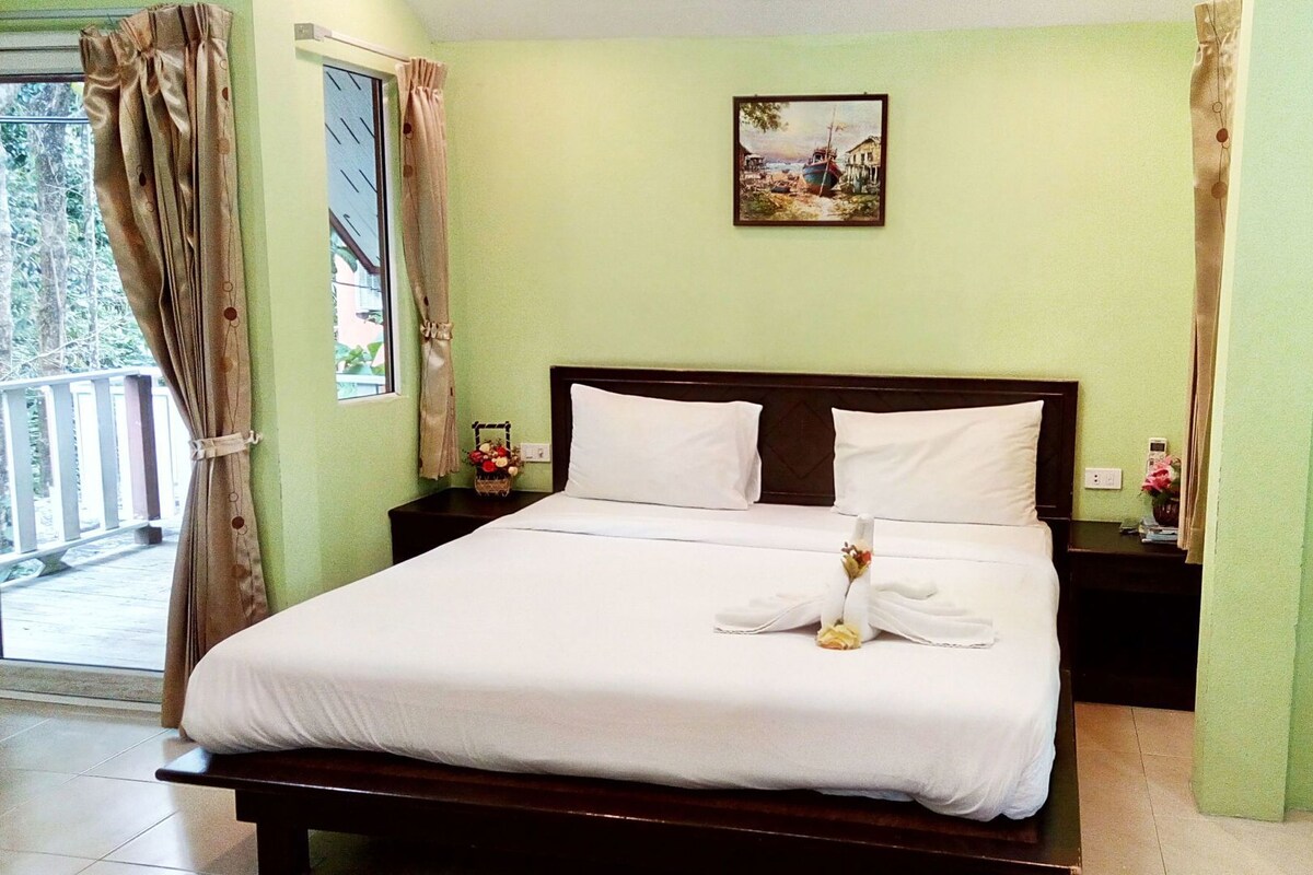 Minibar, desk, free WiFi