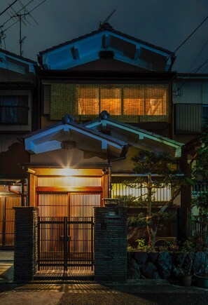 住宿正面 - 傍晚/夜晚