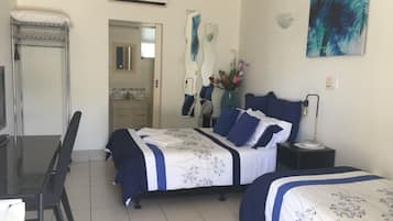 Triple Room | Desk, soundproofing, iron/ironing board, free WiFi