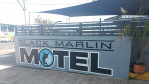 Señal de motel con el nombre 'Black Marlin Motel'.