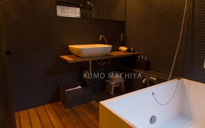 Traditional House, 2 Bedrooms | Bathroom | Separate tub and shower, free toiletries, hair dryer, slippers - KumoMachiya Hoshigaike (Kyoto)