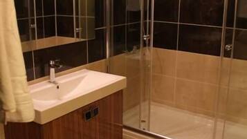 Ducha, artículos de higiene personal gratuitos y secador de pelo