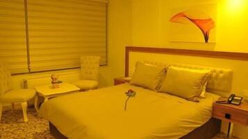 Suite Royal | Ropa de cama de alta calidad, caja fuerte, escritorio