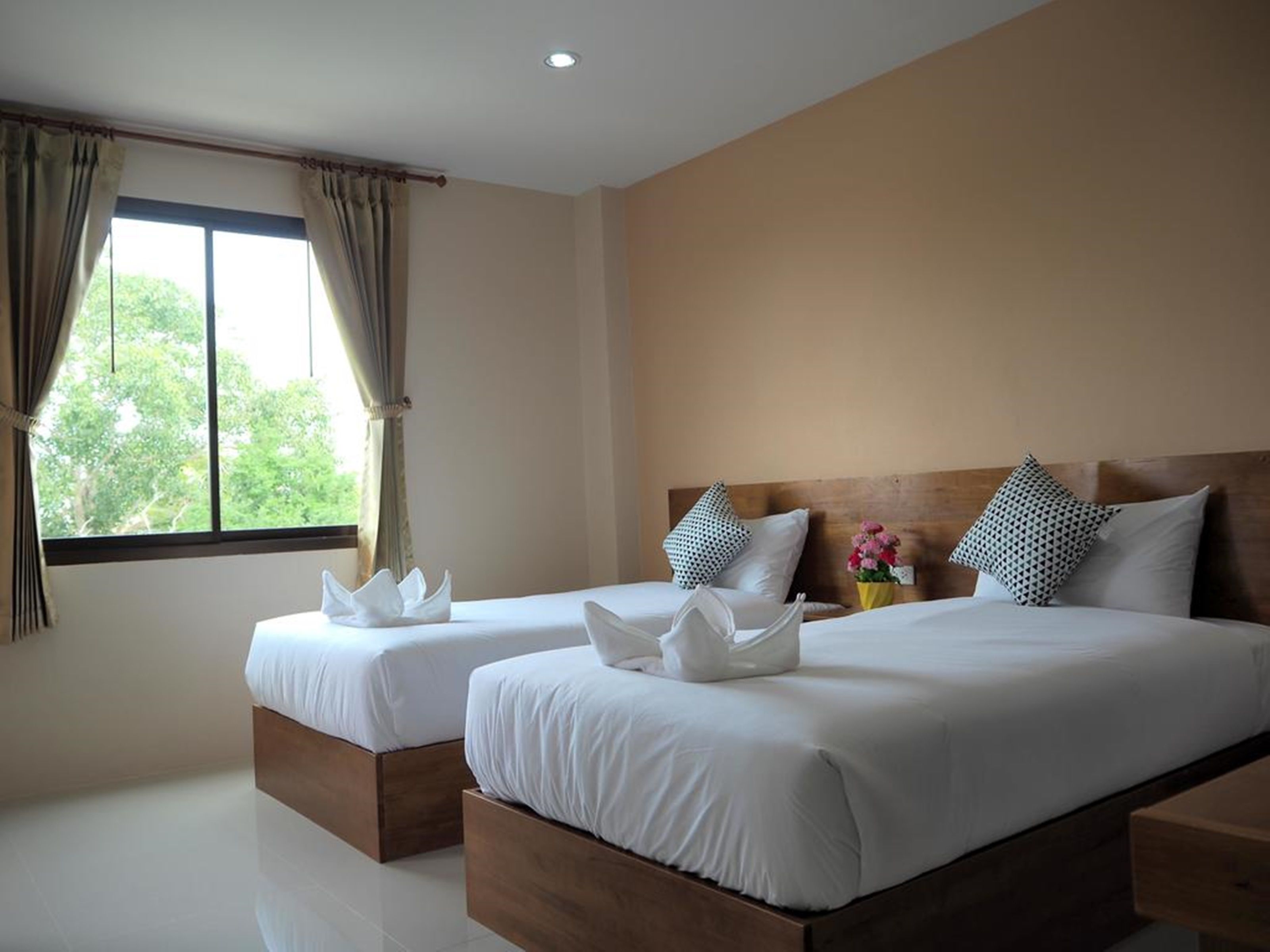Standard Twin Room | Desk, free WiFi