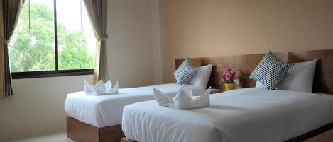 Standard Twin Room | Desk, free WiFi