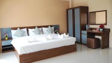 Family Room | Desk, free WiFi