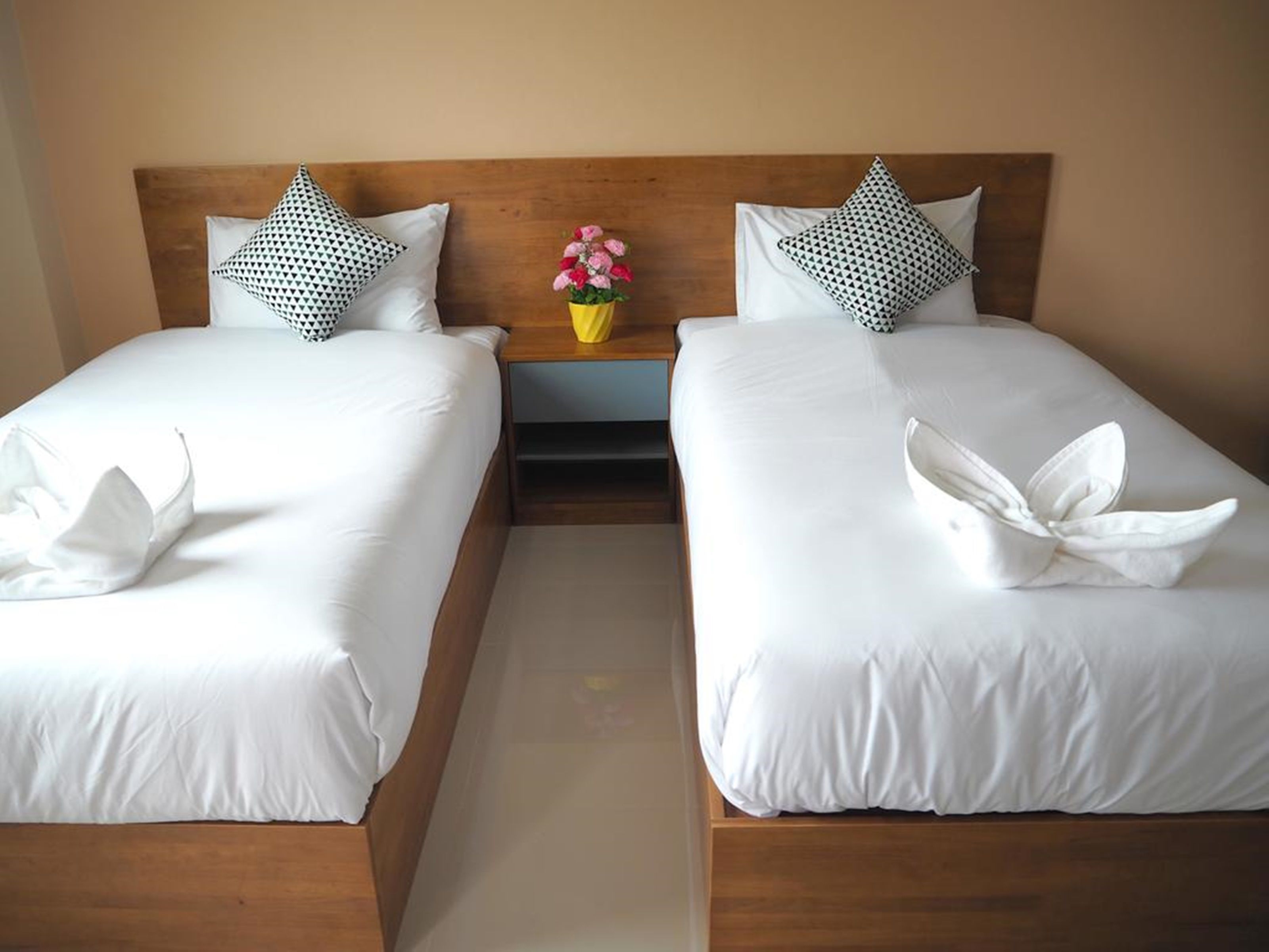 Standard Twin Room | Desk, free WiFi