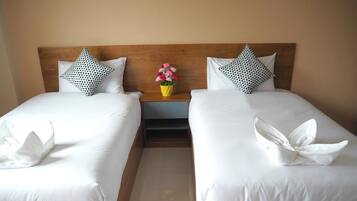 Standard Twin Room | Desk, free WiFi