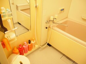 Kostenlose Toilettenartikel, Haartrockner, Hausschuhe, Bidet