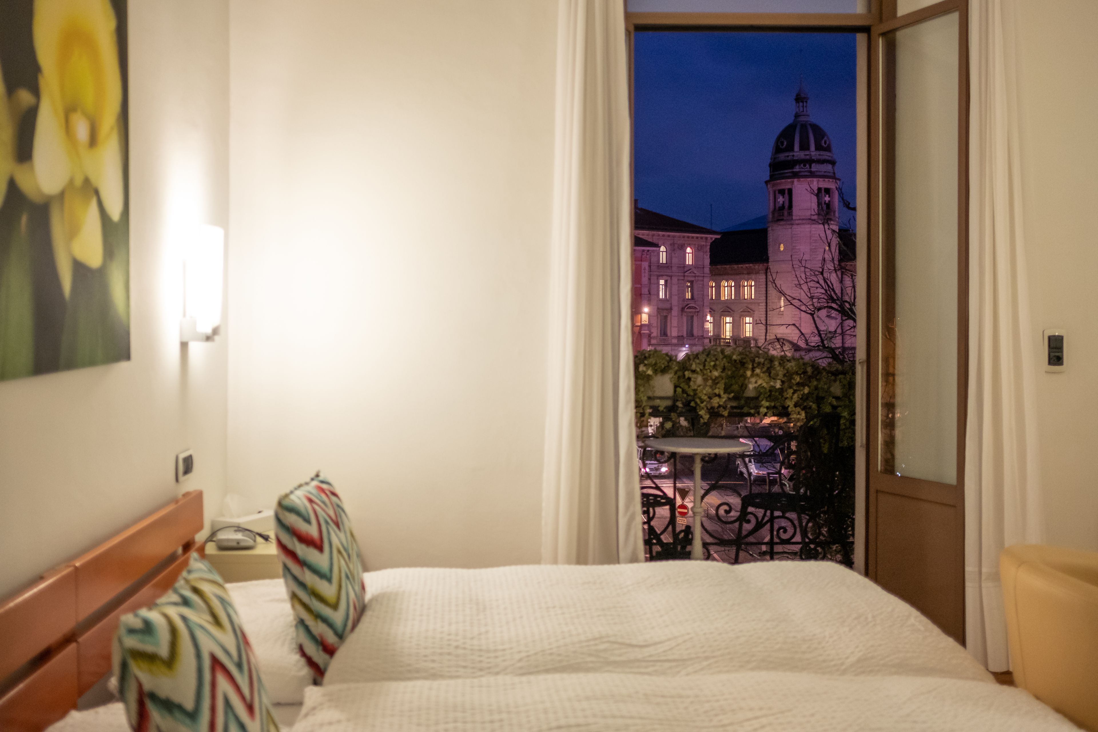 Luxe beddengoed, een minibar, een kluis op de kamer, een bureau