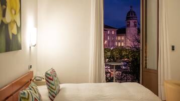 Luxe beddengoed, een minibar, een kluis op de kamer, een bureau