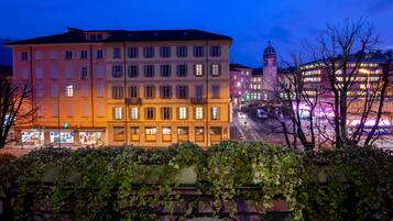 Luxe beddengoed, een minibar, een kluis op de kamer, een bureau