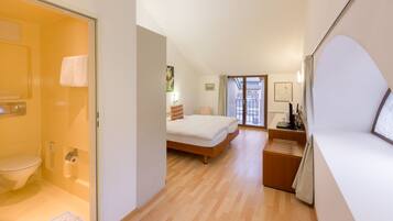 高档床上用品、迷你吧、客房内保险箱、办公桌