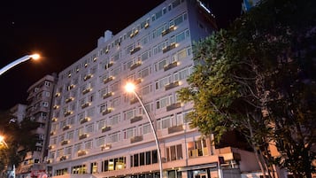 Fachada de la propiedad por la tarde o noche