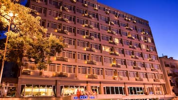 Fachada del alojamiento - Noche