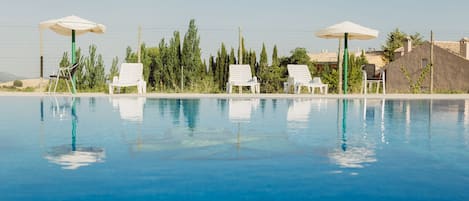 Una piscina al aire libre