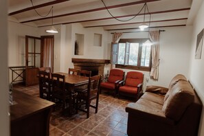 Una televisión de pantalla plana, una chimenea