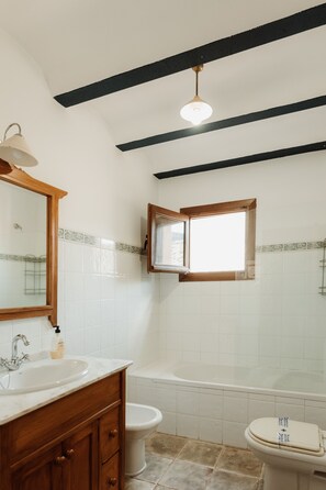 Articles de toilette (gratuits), séchoir à cheveux, bidet