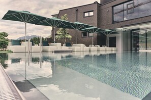 Una piscina al aire libre, tumbonas