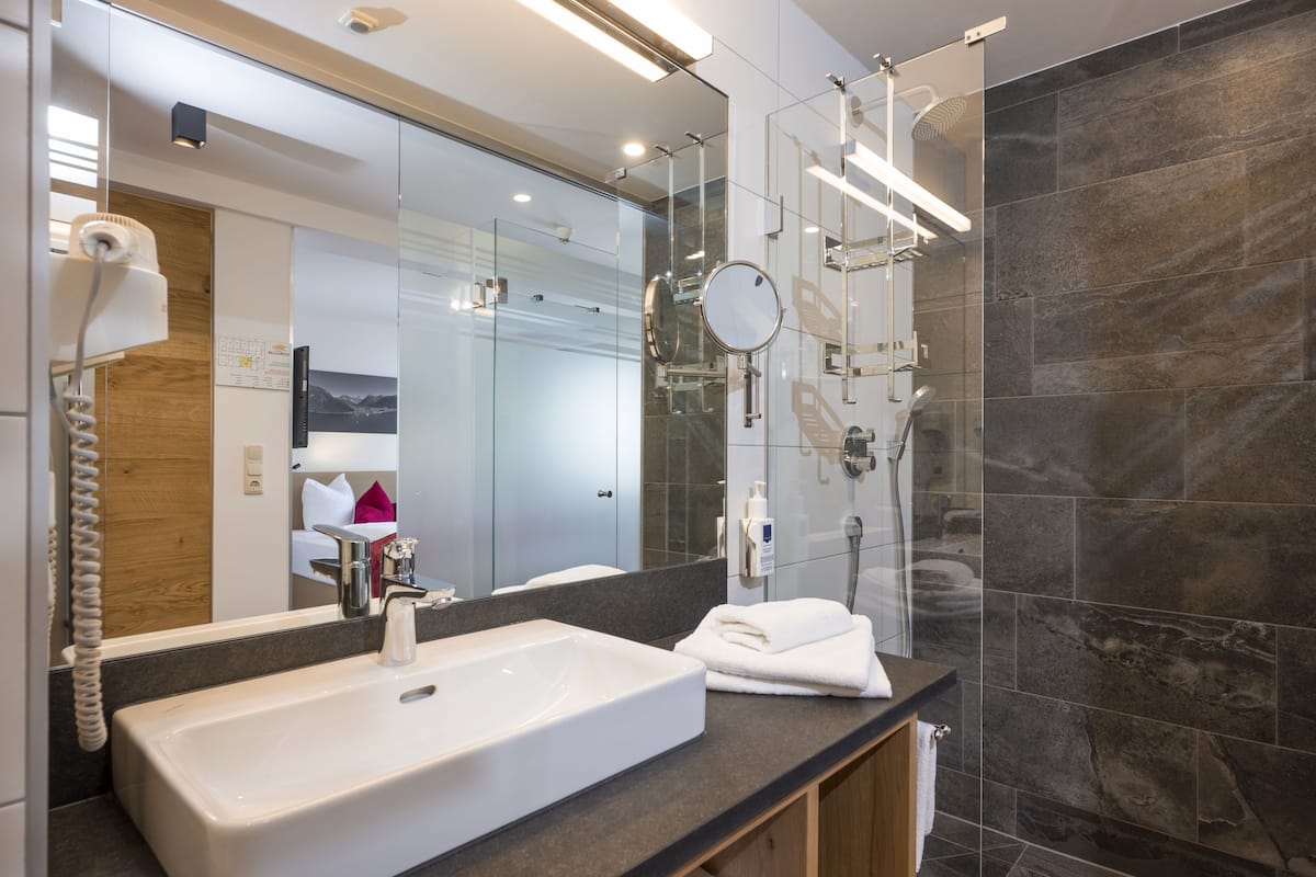 standard double room, balcony | bathroom | shower, free toiletries, hair dryer, bathrobes