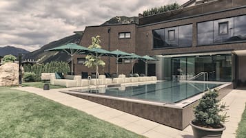 Outdoor pool, sun loungers