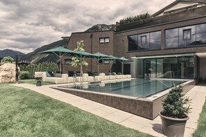 Piscine extérieure, chaises longues