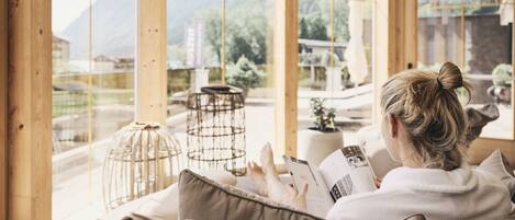 Gesichtsbehandlungen, ManikĂŒre und PedikĂŒre