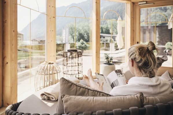 臉部療程、美甲與護足