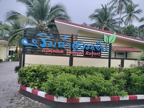 Rim Nam Lomyen Resort