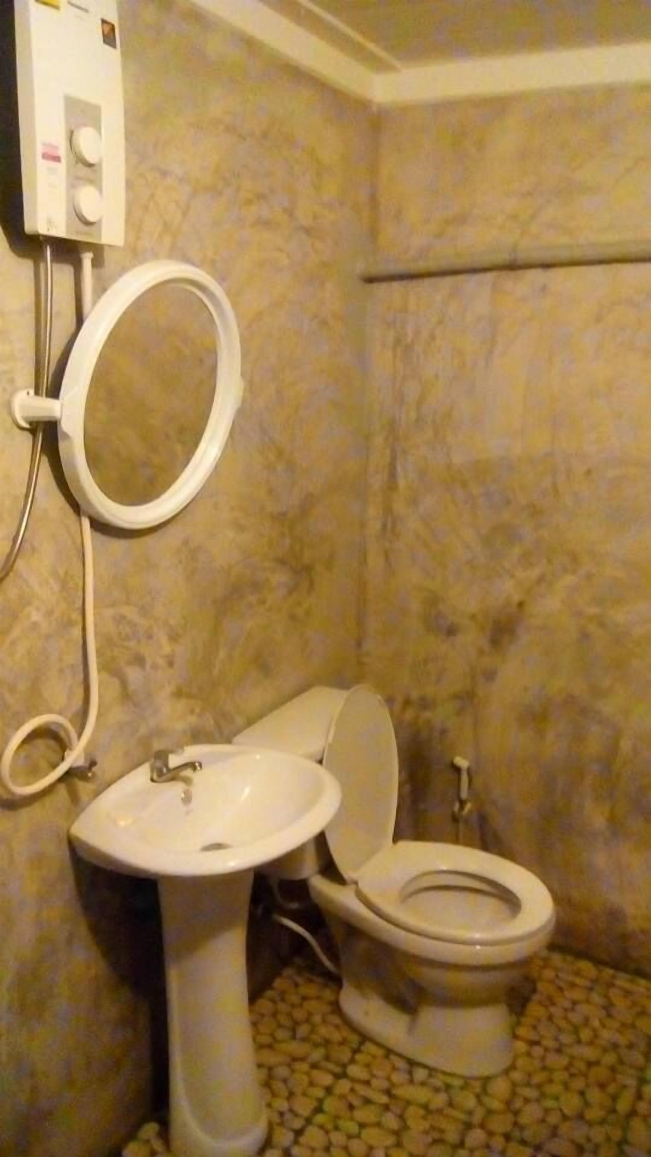 Standard Double Room | Bathroom | Shower, free toiletries, towels