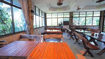 Makan malam dihidangkan