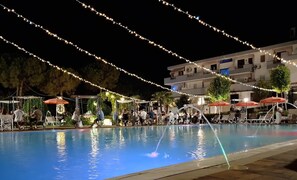 Seasonal outdoor pool - Pineto Resort (Pineto)