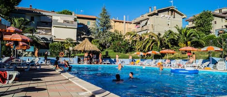 Piscine extérieure (ouverte en saison)