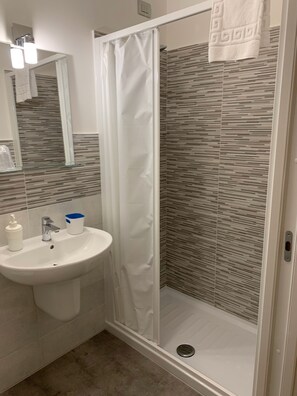 Shower, free toiletries, towels - Pineto Resort (Pineto)