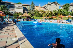 Seasonal outdoor pool - Pineto Resort (Pineto)