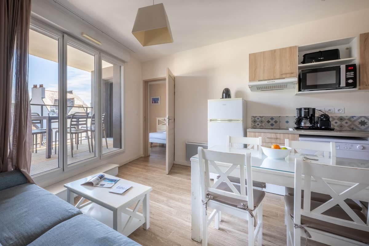 1 bedroom, soundproofing, free cribs/infant beds, free WiFi
