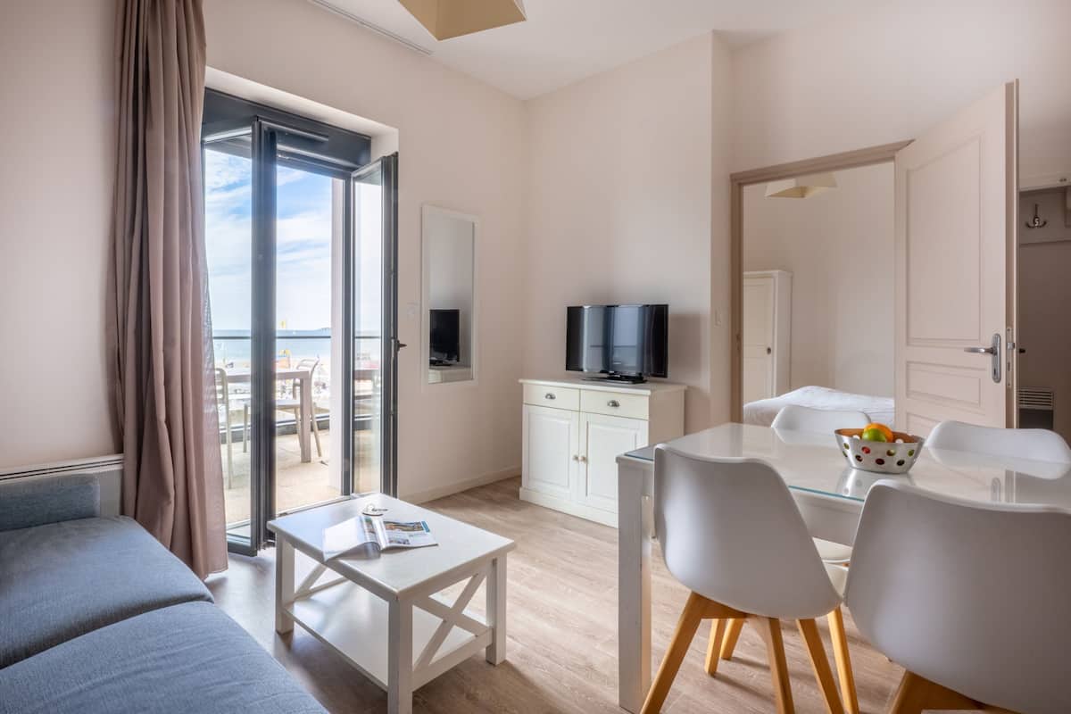 1 bedroom, soundproofing, free cribs/infant beds, free WiFi