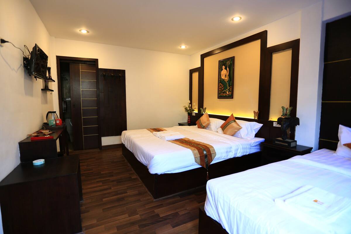 Premium bedding, desk, blackout curtains, free WiFi