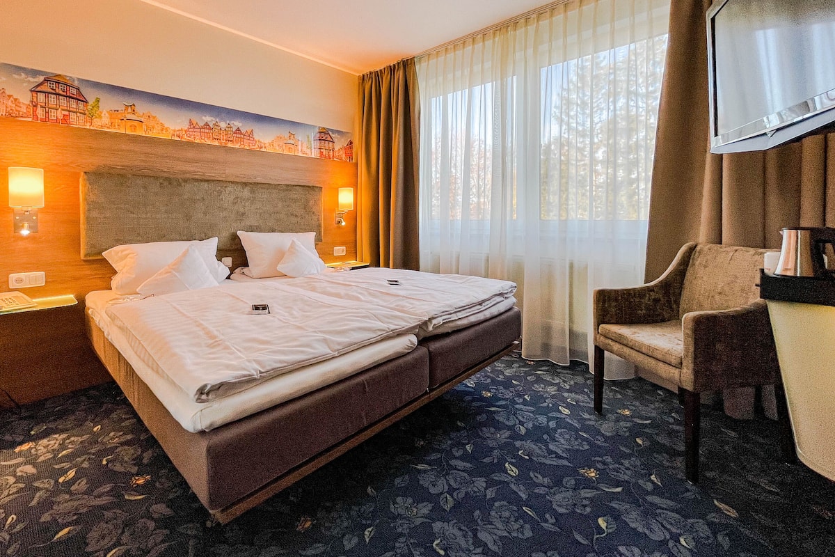 Comfort Suite, Balcony | Hypo-allergenic bedding, minibar, desk, blackout curtains