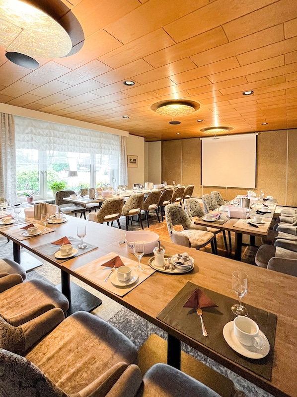 Lunch and dinner served, Regional cuisine