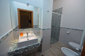 Quarto casal | Banheiro | Secador de cabelo, bidê, toalhas de banho 