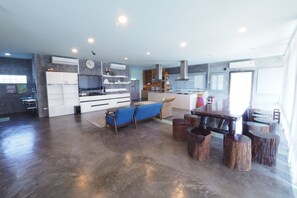 3 Bedrooms Pool Villa  | Area keluarga | TV layar datar dan pemutar DVD