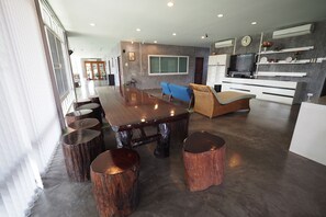 3 Bedrooms Pool Villa  | Area keluarga | TV layar datar dan pemutar DVD