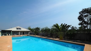 Hồ bơi ngoài trời 