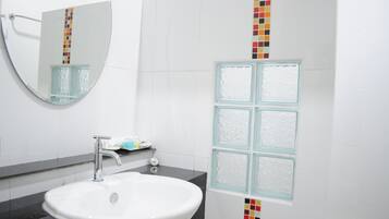 Standard Room | Bathroom | Shower, free toiletries, towels