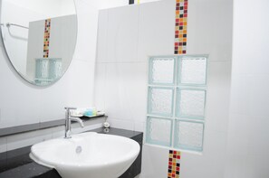 Standard Room | Bathroom | Shower, free toiletries, towels