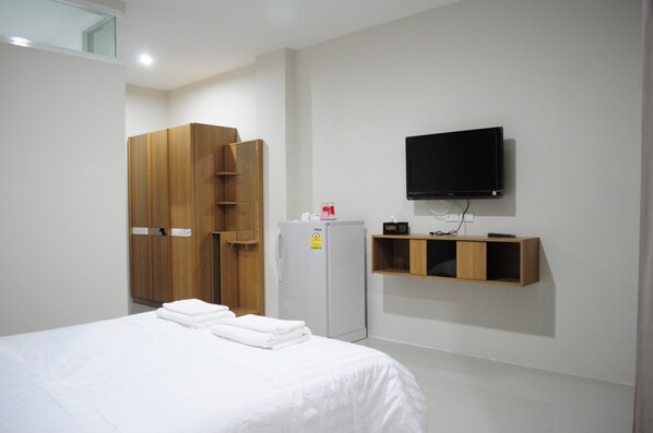 Standard Room | Desk, blackout drapes, free WiFi