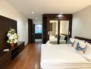 2 chambres, coffres-forts dans les chambres, bureau, rideaux occultants