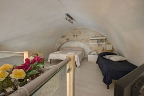 Premium bedding, in-room safe, individually decorated - B&B Frugis (Polignano a Mare)